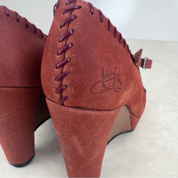 John Fluevog Gertrude Burnt Orange Suede T Strap Heels 9 - Picture 5 of 11